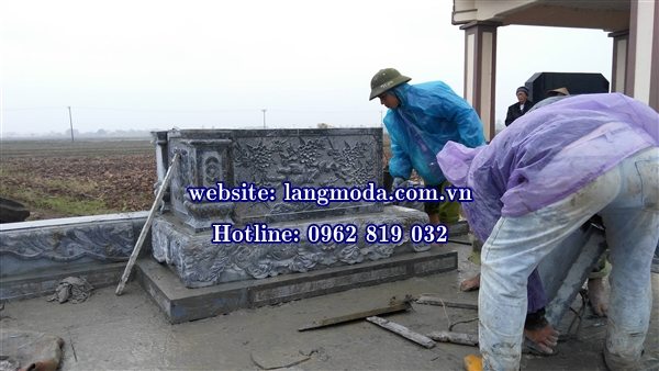 Lăng mộ đá tại Ân Thi được lắp đặt trong điều kiện thời tiết mưa rét