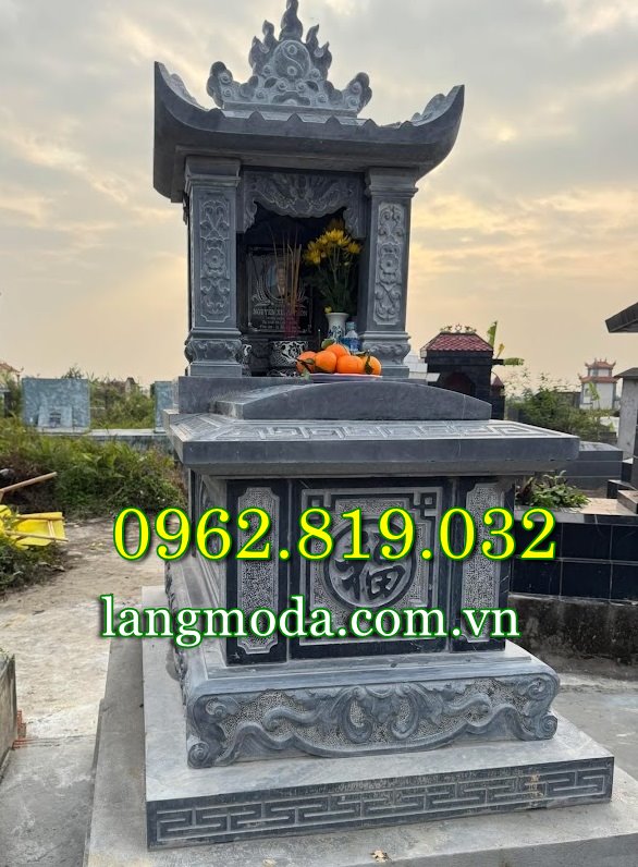 Mẫu mộ có mái chế tác từ đá xanh Thanh Hóa
