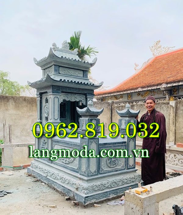 Mộ đá có mái bằng đá xanh rêu tự nhiên