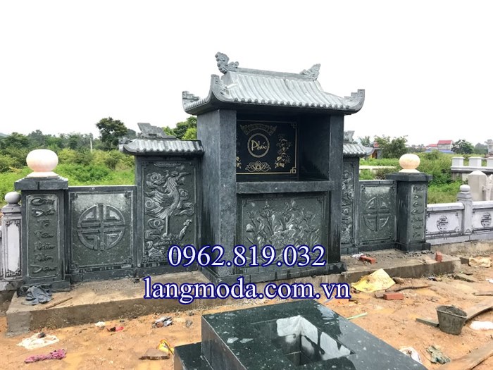 Lăng thờ cánh bằng đá xanh rêu