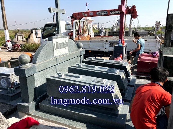 Xây mộ công giáo bằng đá xanh rêu cao cấp