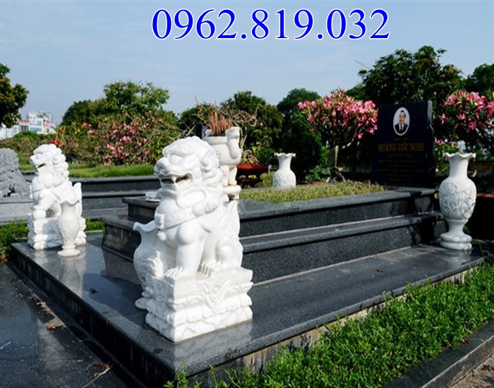 Nên trồng cây hoa gì trong khu lăng mộ đá mang tài lộc cho con cháu