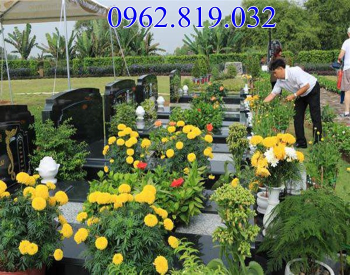 Nên trồng cây hoa gì trong khu lăng mộ đá mang tài lộc cho con cháu
