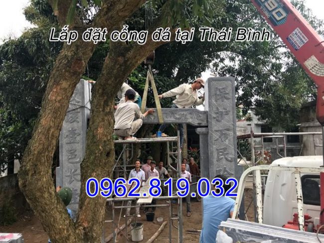 Lắp đặt hai cột chính cổng đá tại Thái Bình