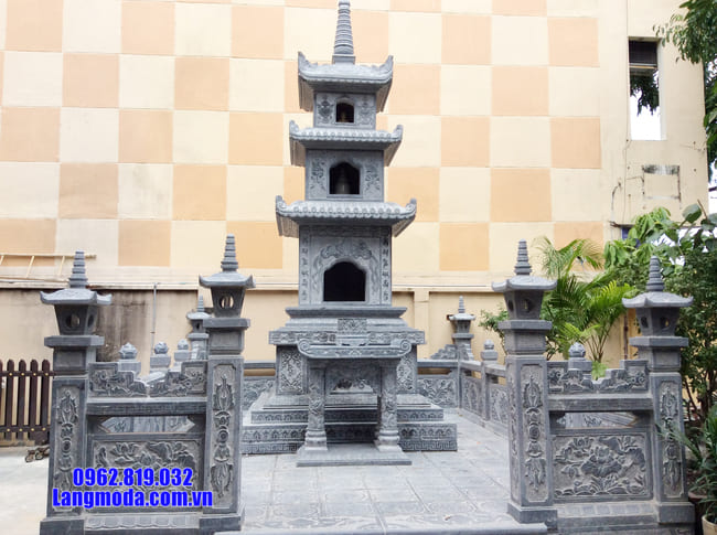 mộ tháp được làm bằng đá xanh Thanh Hóa