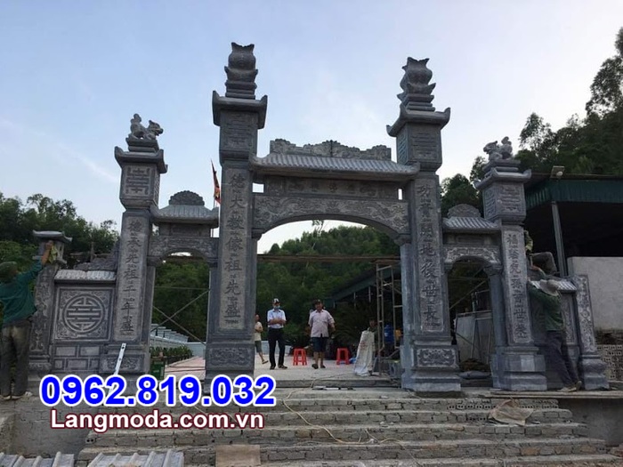 Mẫu cổng tam quan bằng đá đẹp lắp đặt tại chùa