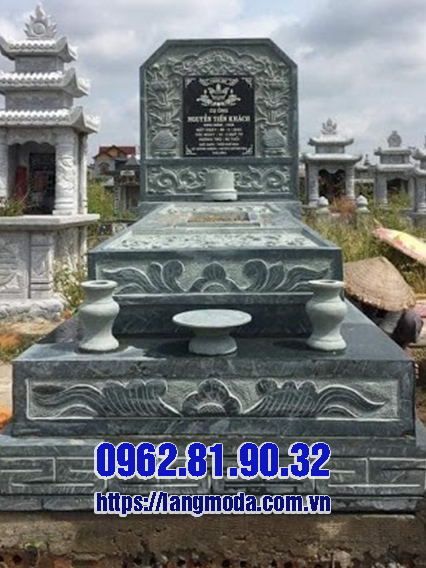 Mộ đá xanh rêu