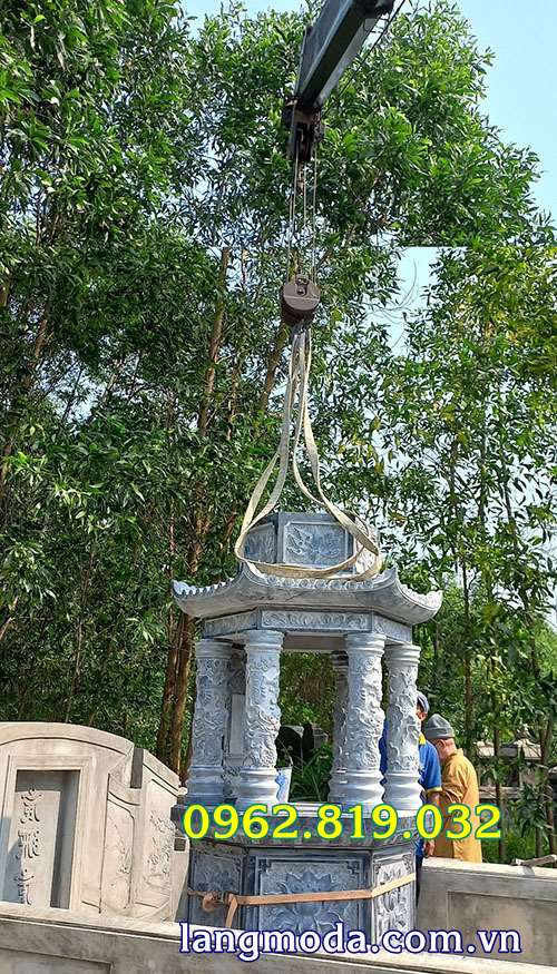 Ngôi mộ tháp để tro cốt tại Huế được lắp đặt bằng cẩu tự Hành