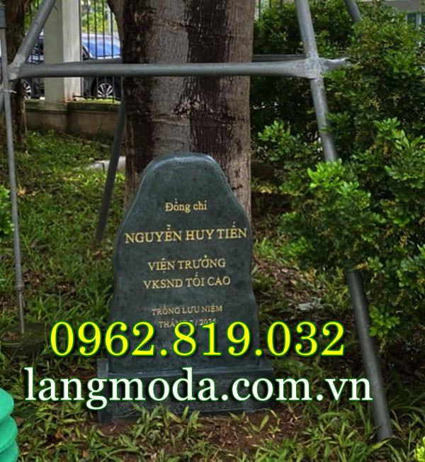 Tham khảo các mẫu bia đá trồng cây lưu niệm trước khi lựa chọn