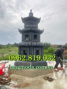Tháp để tro cốt nhỏ bằng đá trong khuôn viên