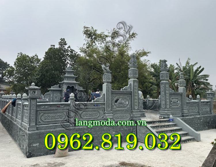 Khu lăng mộ gia đình gồm lăng thờ đá, mộ đá, cổng đá và lan can đá