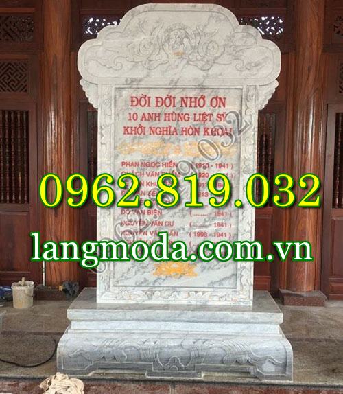 Bia đá giới thiệu di tích lịch sử